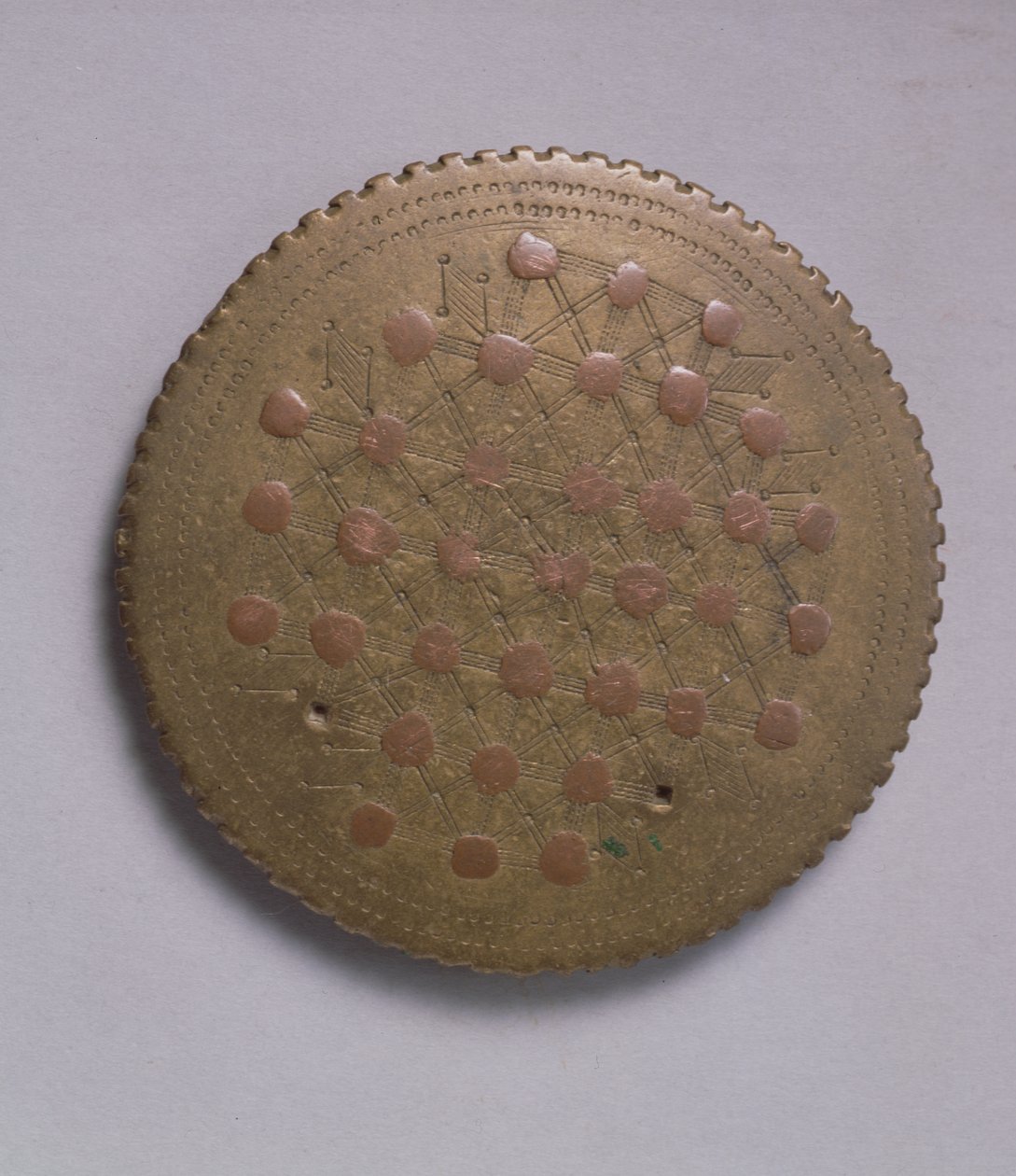 Peso en forma de lente con inserciones de cobre (latón) de Ghanaian School