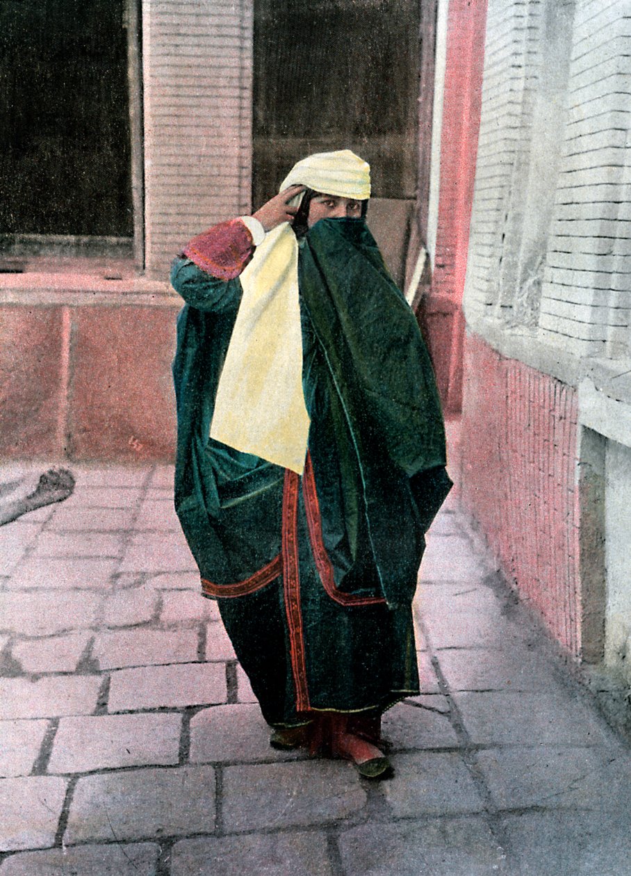 Mujer persa con traje tradicional, c1890 de Gillot