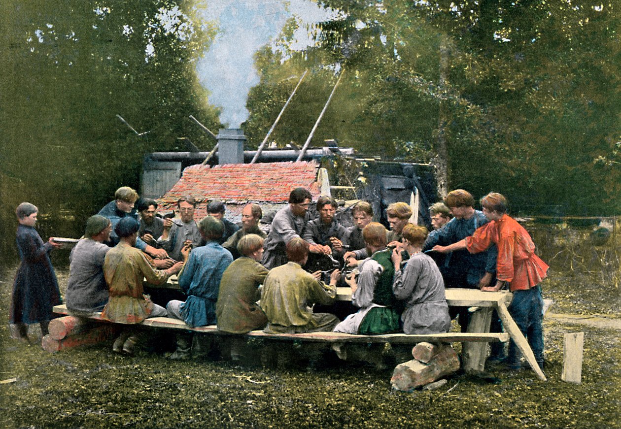 Cantina de trabajadores en un pueblo, Rusia, c1890 de Gillot