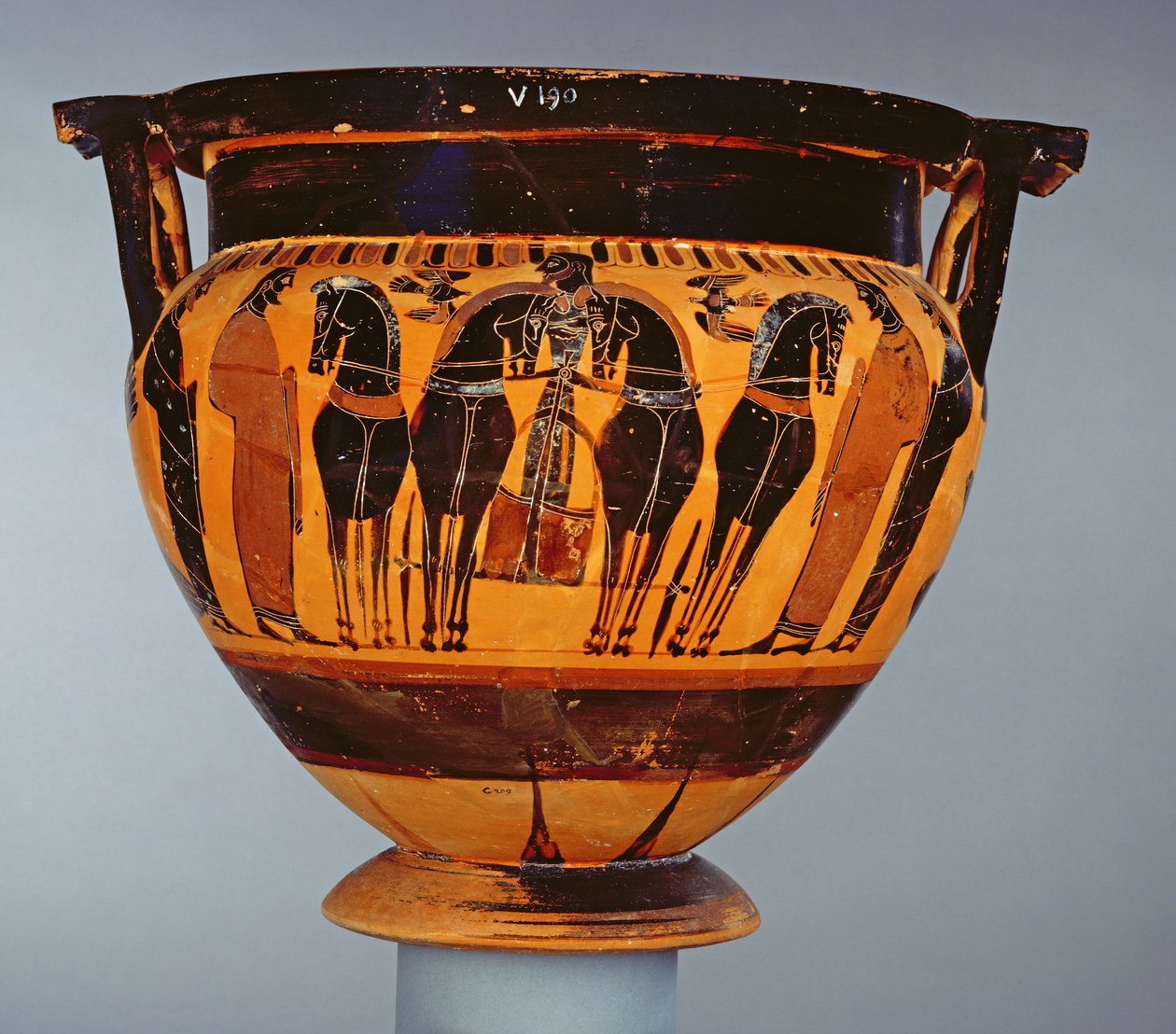 Cratera de columnas de figuras negras áticas decorada con un auriga de cuatro caballos, por el Pintor del Louvre F6, de Gela, c.575-550 a.C. de Greek