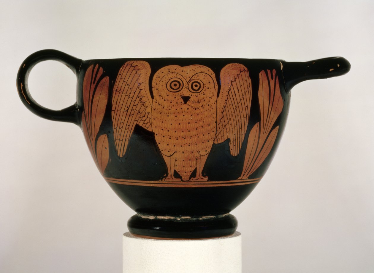 Skyphos de figuras rojas ático que representa un búho con las alas extendidas de Greek