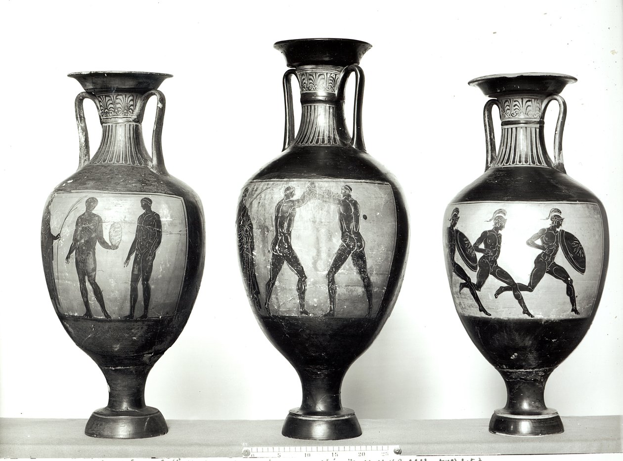 Tres ánforas panatenaicas que representan a un atleta recibiendo un trofeo, boxeadores y atletas, 580-520 a.C. de Greek