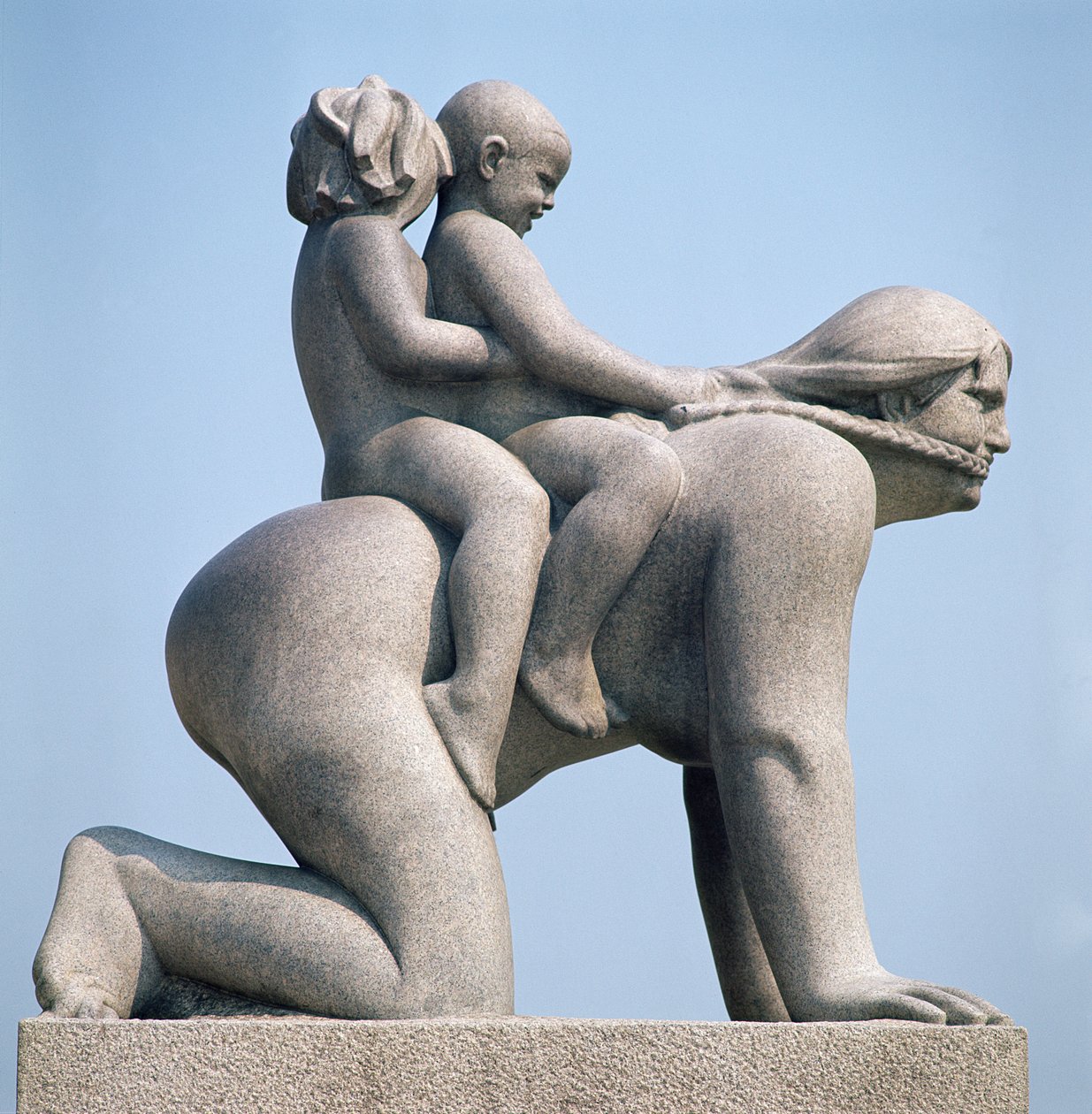 Mujer con dos niños montados en su espalda de Gustav Vigeland