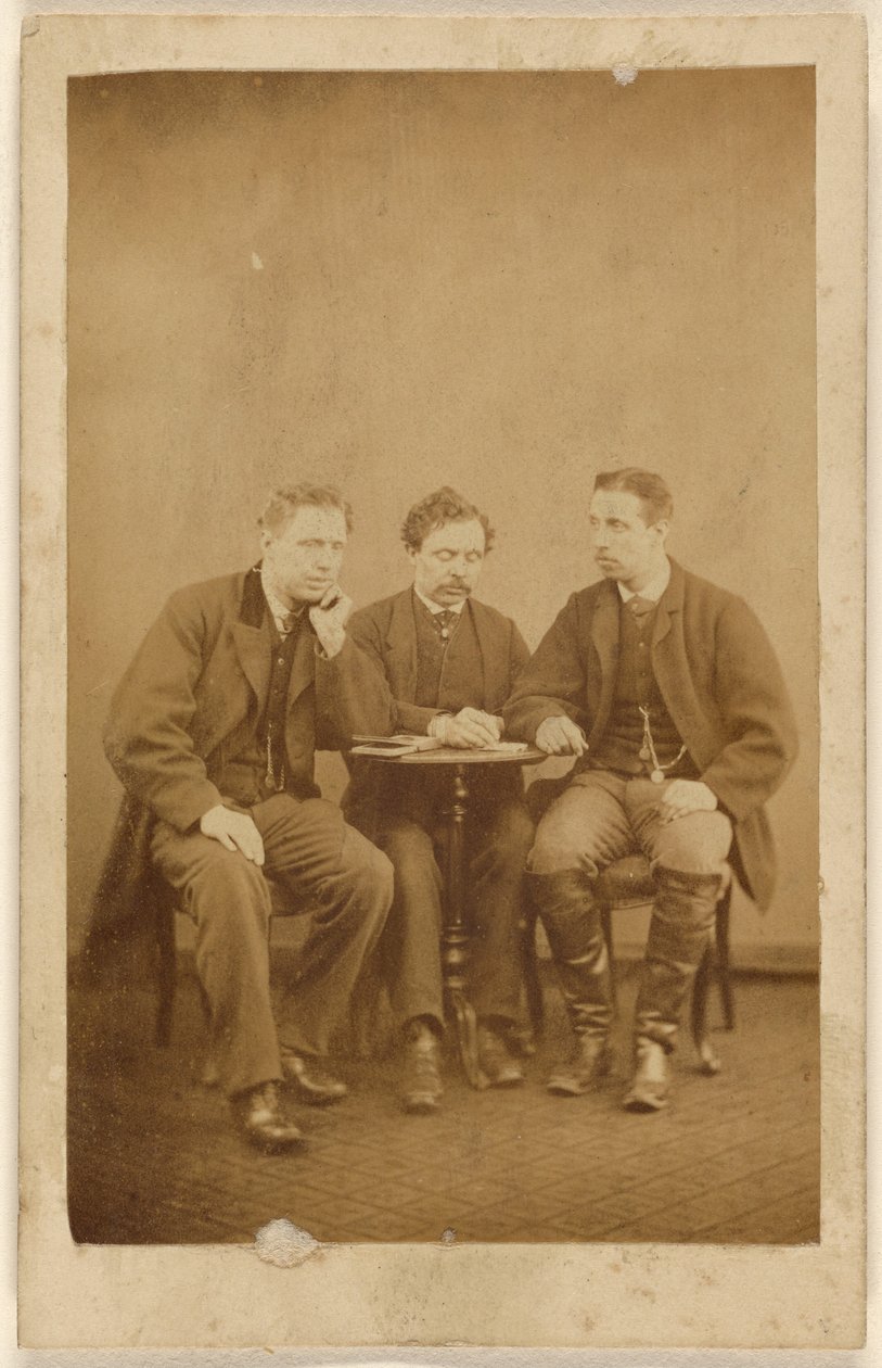 [Tres hombres no identificados, sentados] de H. Tollerton