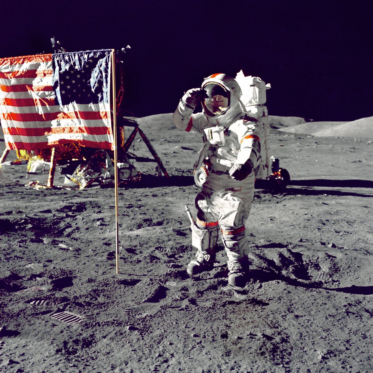 Cernan salta y saluda a la bandera de Harrison Schmitt