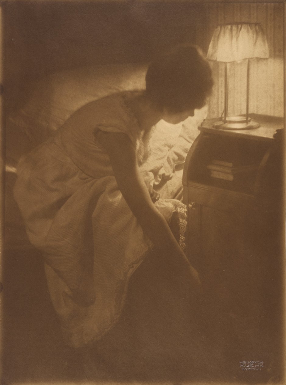 La Srta. Mary [Warner] en su mesa de noche de Heinrich Kuhn