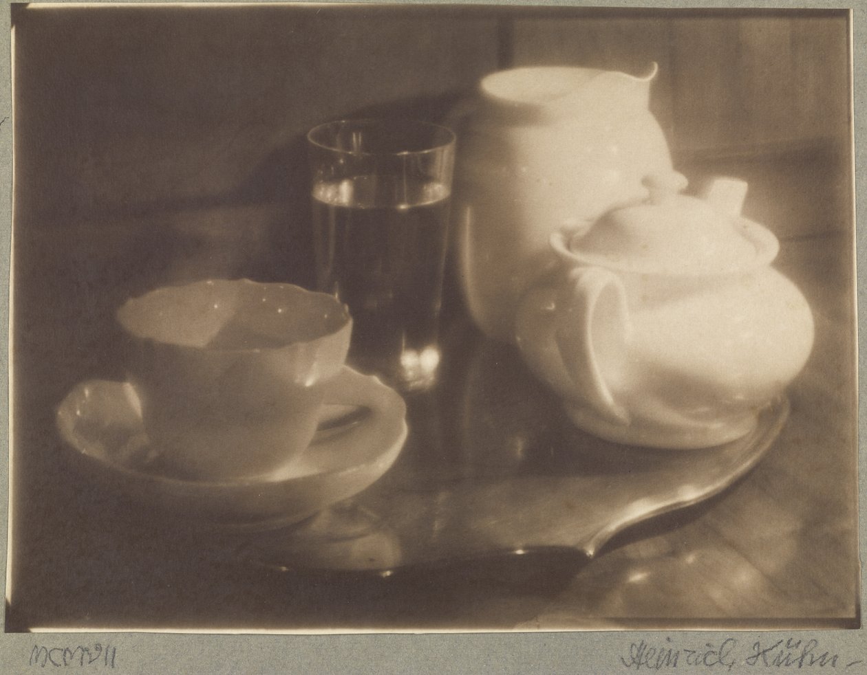 [Bodegón de té, versión III] de Heinrich Kuhn