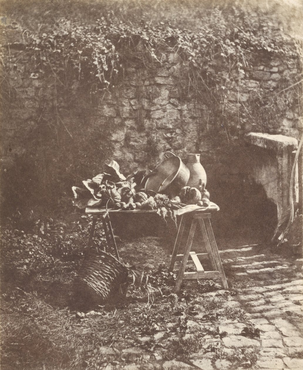 Naturaleza muerta: Caldero, jarra y verduras sobre una mesa con caballetes de Henri Victor Regnault