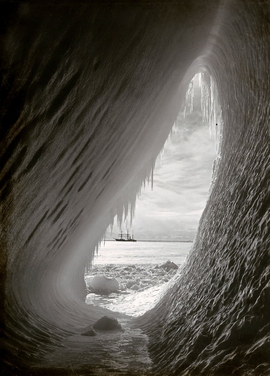 Cueva excavada en el hielo de Herbert Ponting