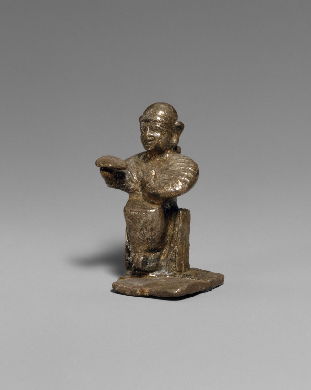 Mujer sentada, c. siglo XIV-XIII a.C. (plata) de Hittite