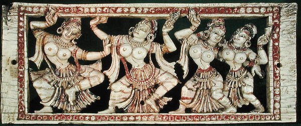 Relieve que Representa Cuatro Bailarines de Indian School