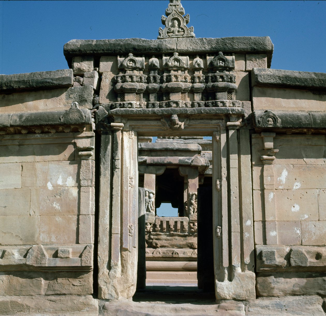 Puerta lateral del templo de Indian School