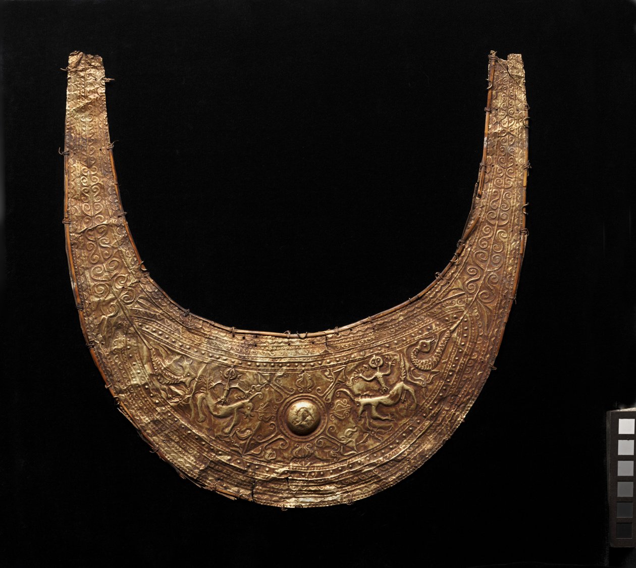 Ornamento en forma de media luna (tobelo) de Indonesian School