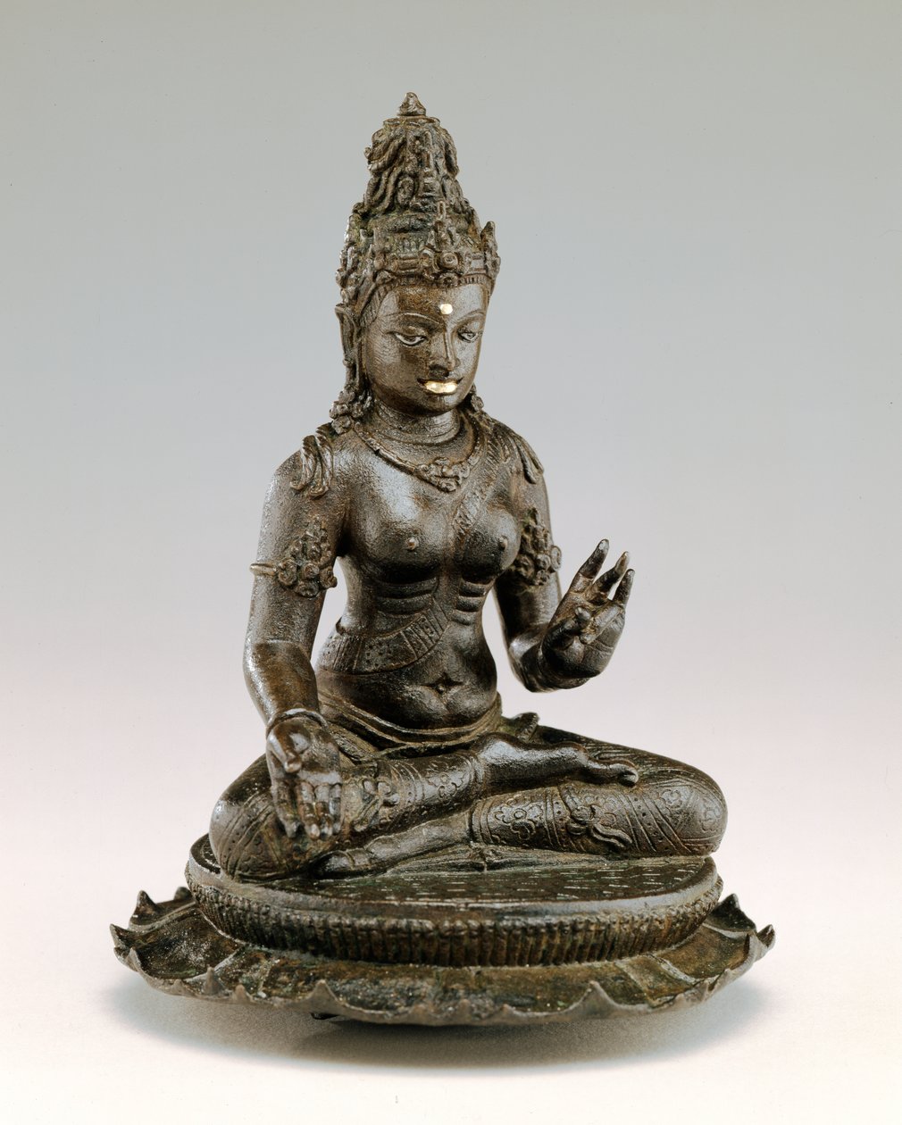 Tara sentada de Indonesian School