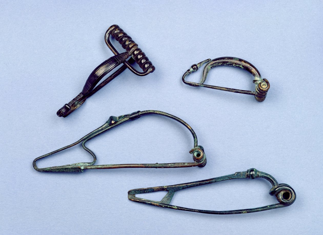 Cuatro broches, Edad de Hierro Temprana, 600-100 a.C. de Iron Age