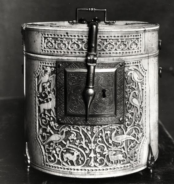 Caja cilíndrica tallada con animales, morisca de Islamic School