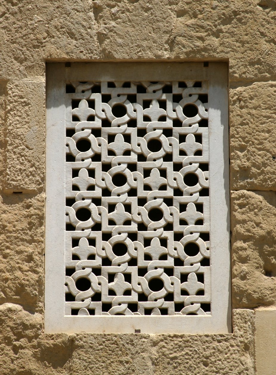Ventana en el muro occidental de Islamic School