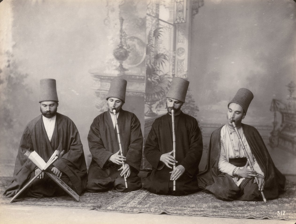 Tres músicos derviches y un cantante, Turquía, c.1890 de Italian Photographer