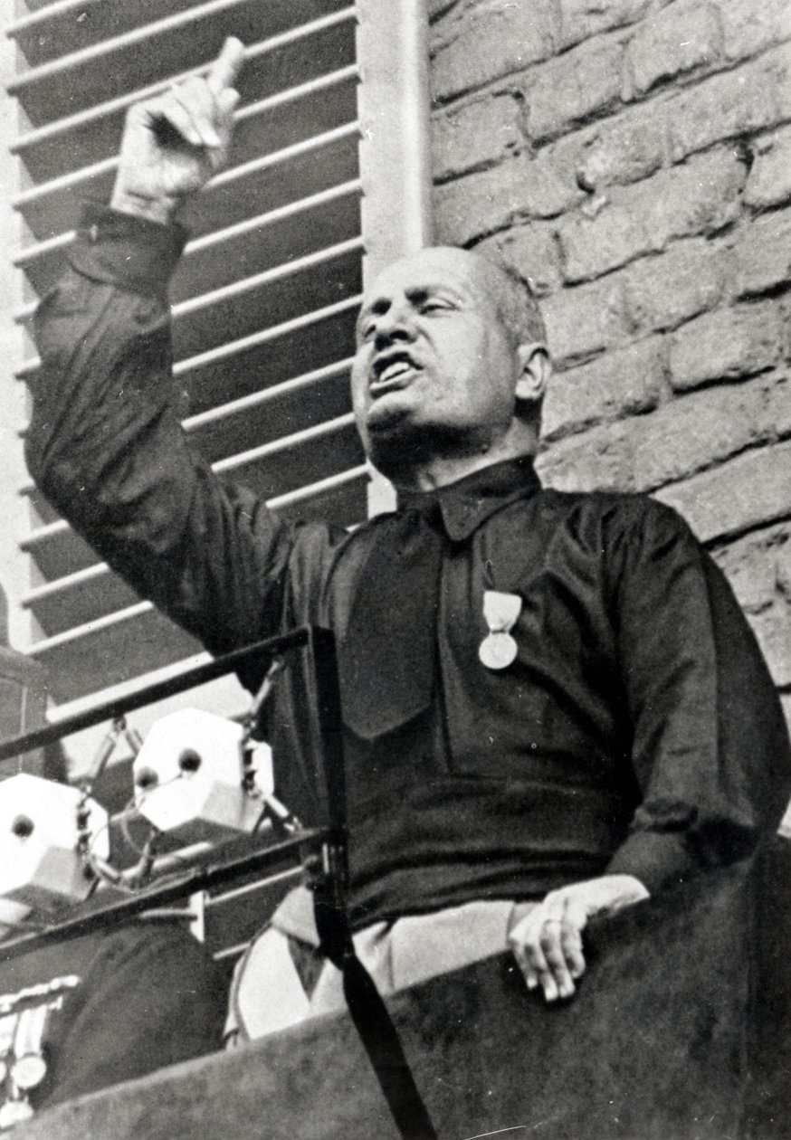 Mussolini con camisa negra de Italian Photographer