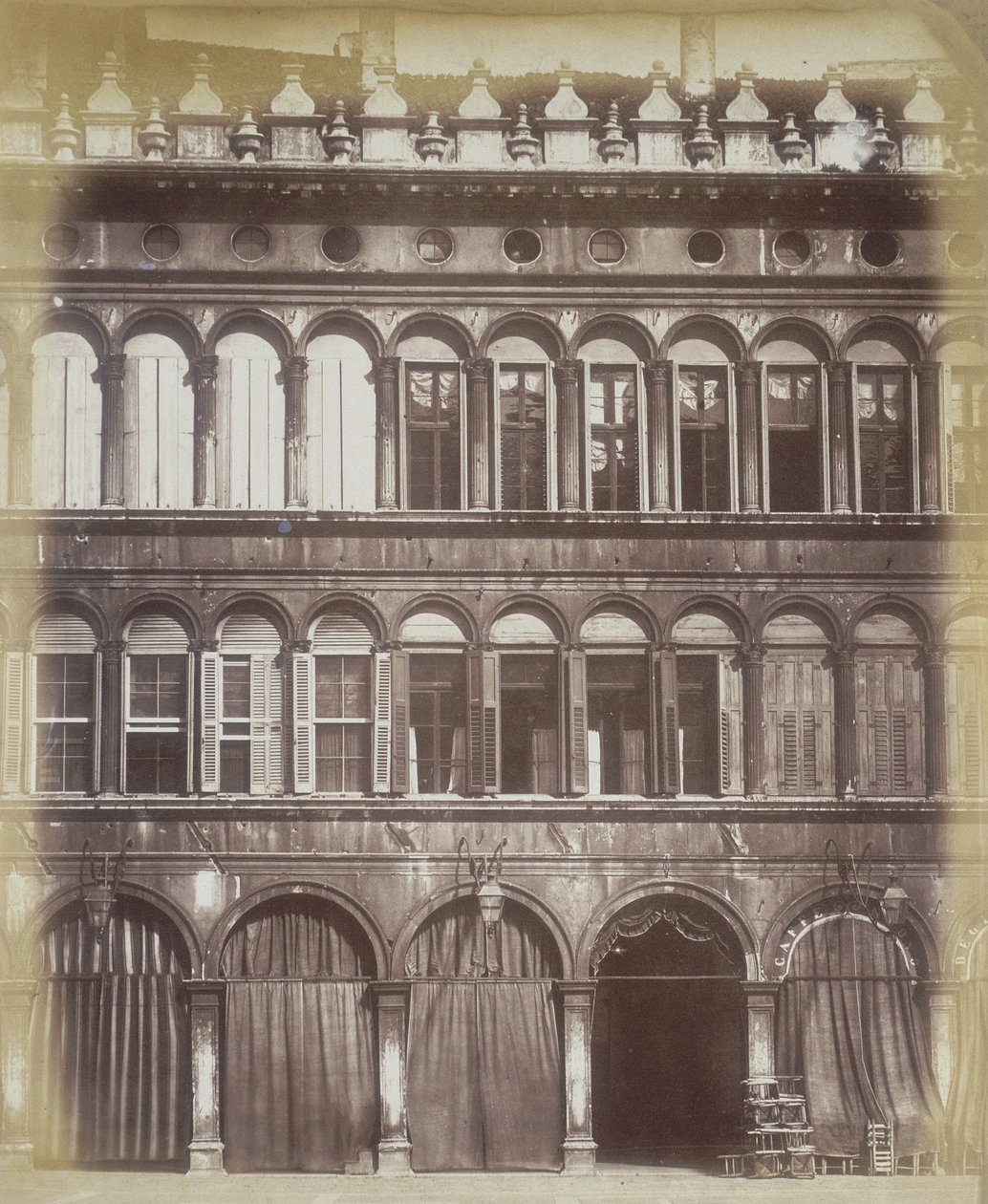 La fachada de un edificio veneciano, c.1865 de Italian Photographer