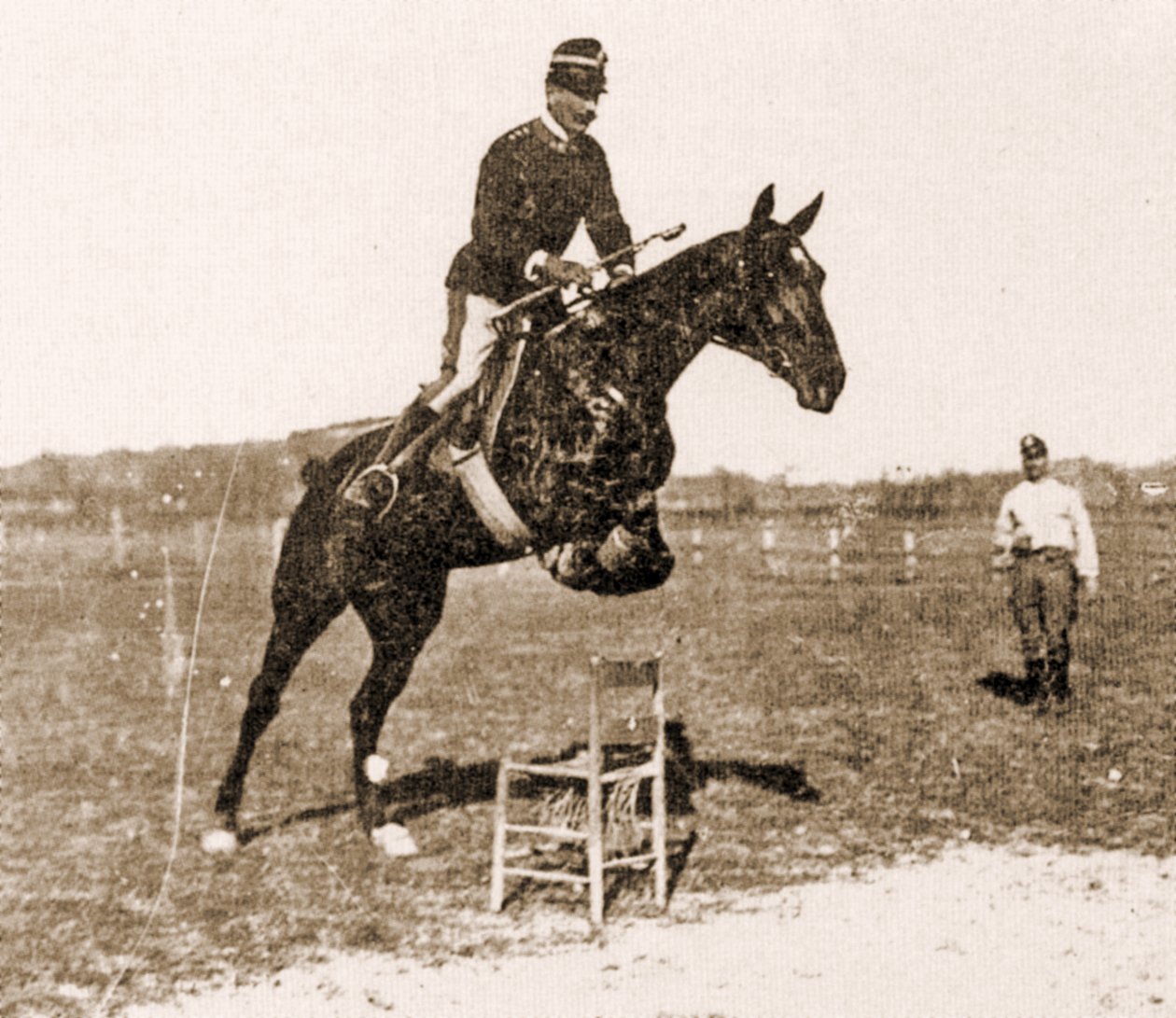 Federico Caprilli saltando una silla (foto b/n) de Italian School