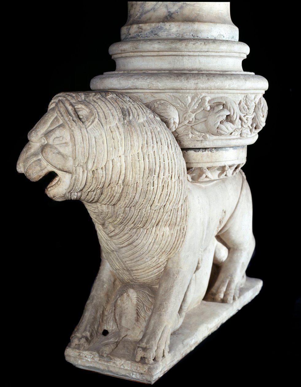 León (escultura de mármol, finales del siglo XII) de Italian School