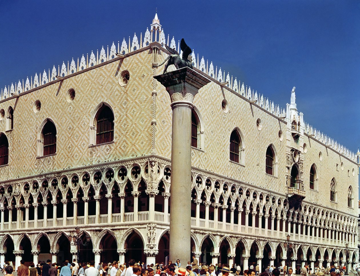 Palazzo Ducale, comenzado c.1340 de Italian School
