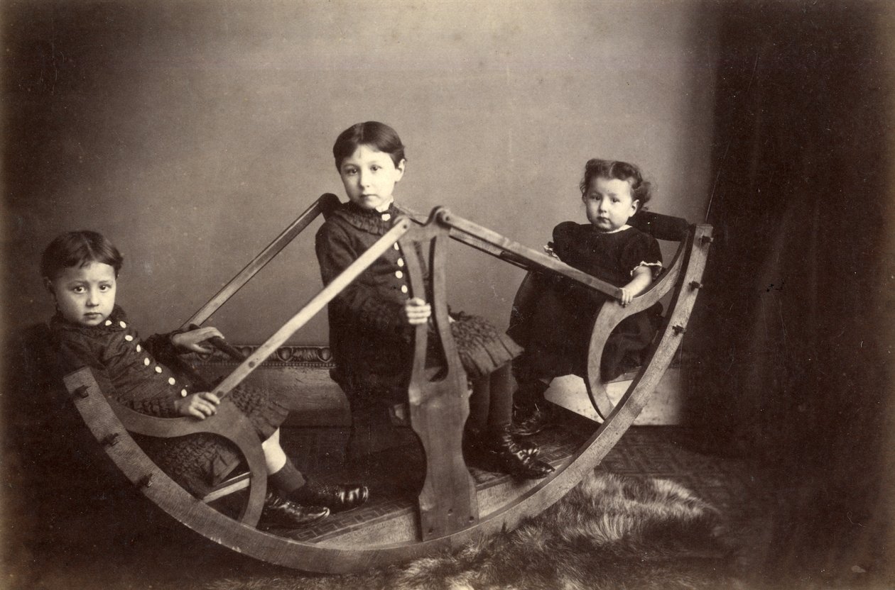 Tres hermanos jugando en su balancín, 1880s de J. S. Brown