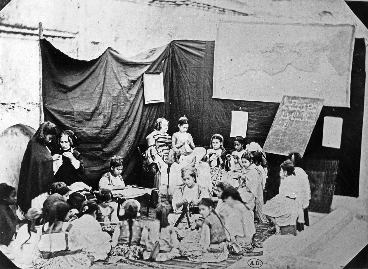 Escuela de niñas en Argel, c.1860 de Jacques Antoine Moulin