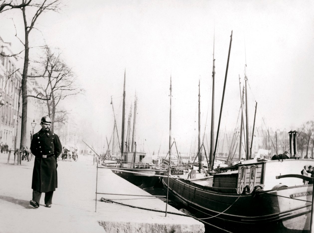 Policía junto a un canal, Róterdam, 1898 de James Batkin