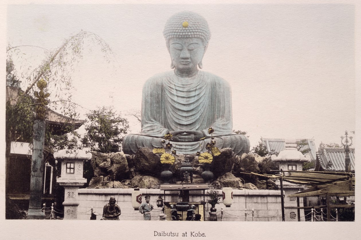 Daibutsu en Kobe, c.1880 (impresión de albúmina coloreada a mano en tarjeta) de Japanese Photographer