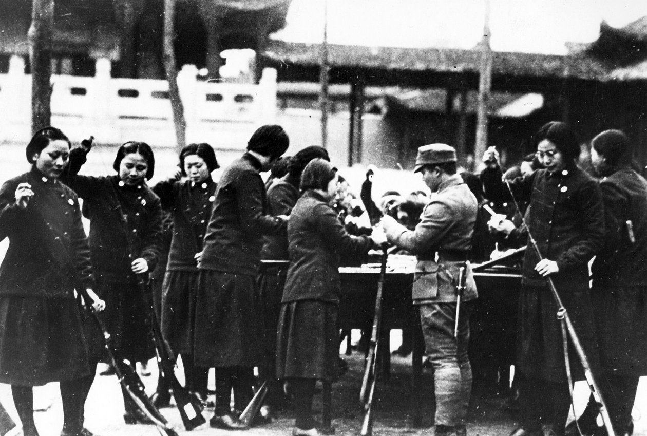 Mujeres japonesas cargando rifles, c.1920-30 de Japanese Photographer