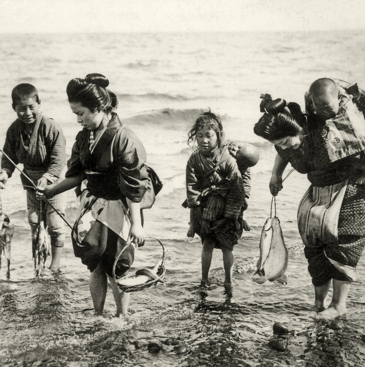 Madres e hijos pescando, c.1900 de Japanese Photographer