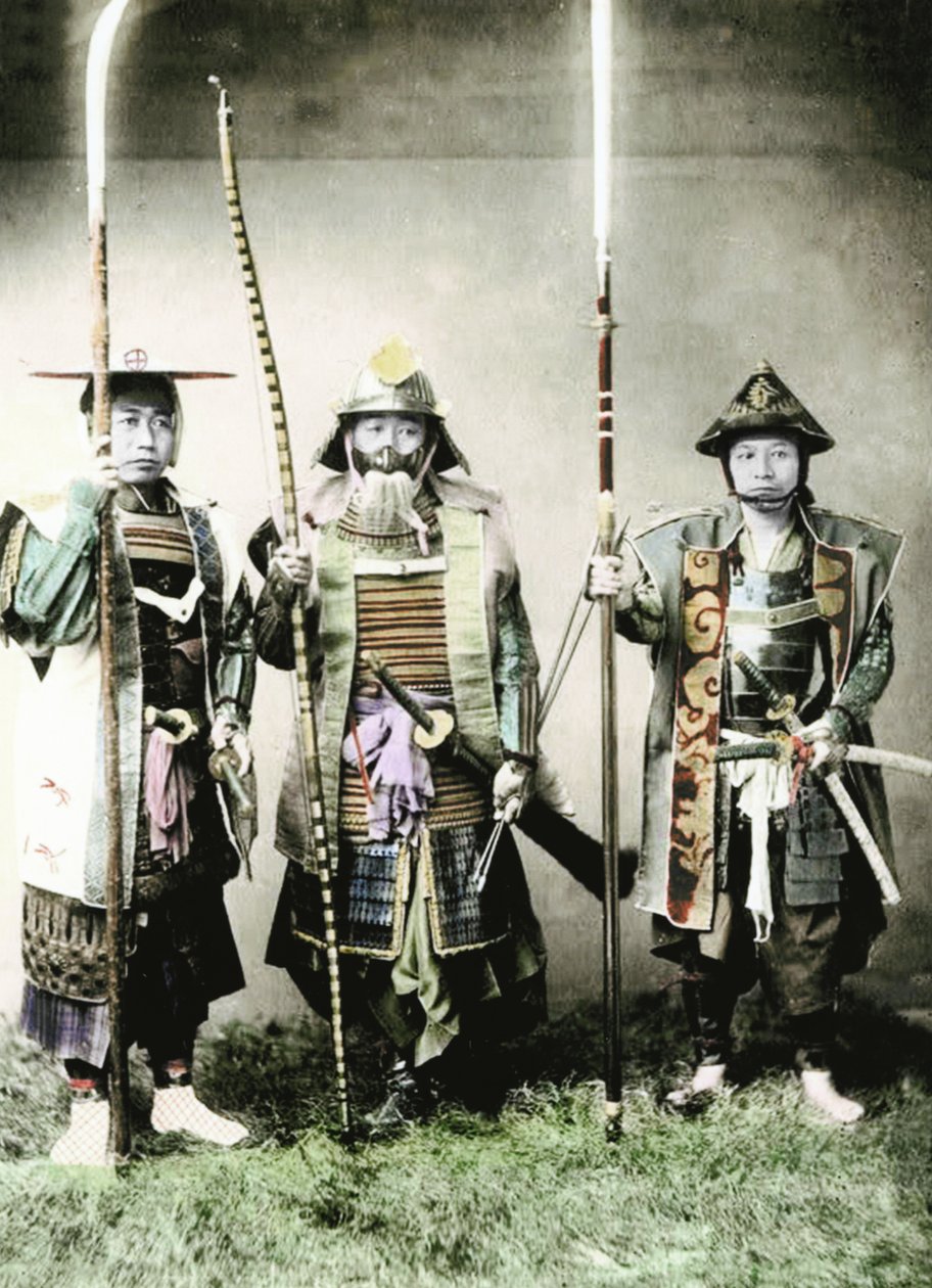 Samuráis del Viejo Japón armados con arco largo, armas de asta y espadas, 1883 (foto de albúmina coloreada a mano) de Japanese Photographer