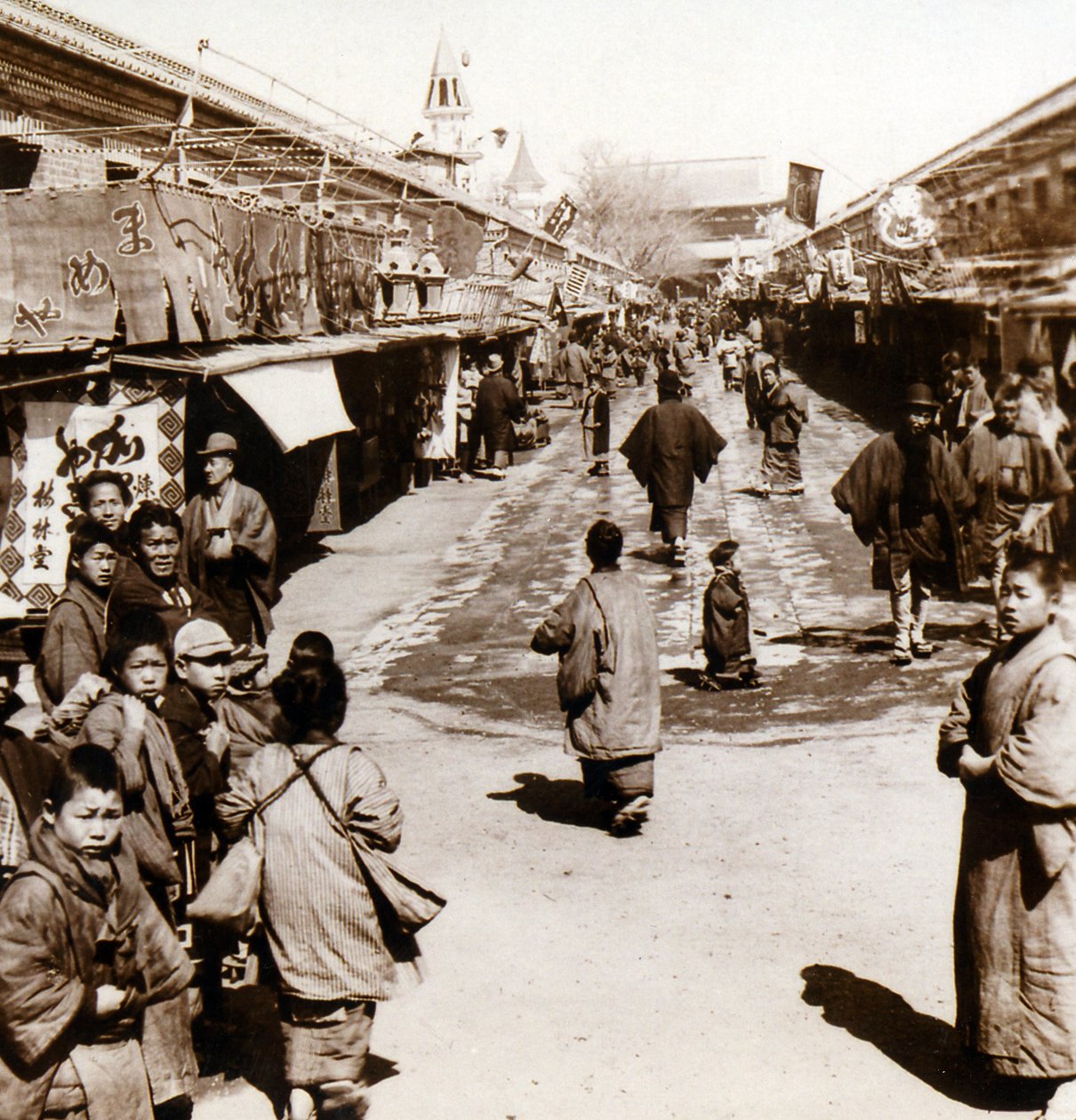 Escena callejera en el distrito de Asakusa de Tokio, Japón, c.1900 de Japanese Photographer