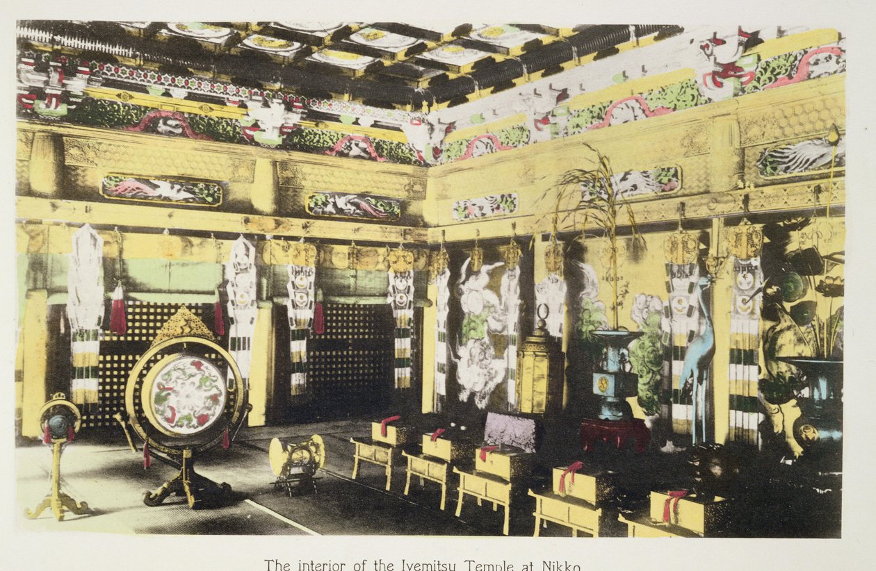 El interior del Templo Iyemitsu en Nikko, c.1880 (impresión de albúmina coloreada a mano en tarjeta) de Japanese Photographer