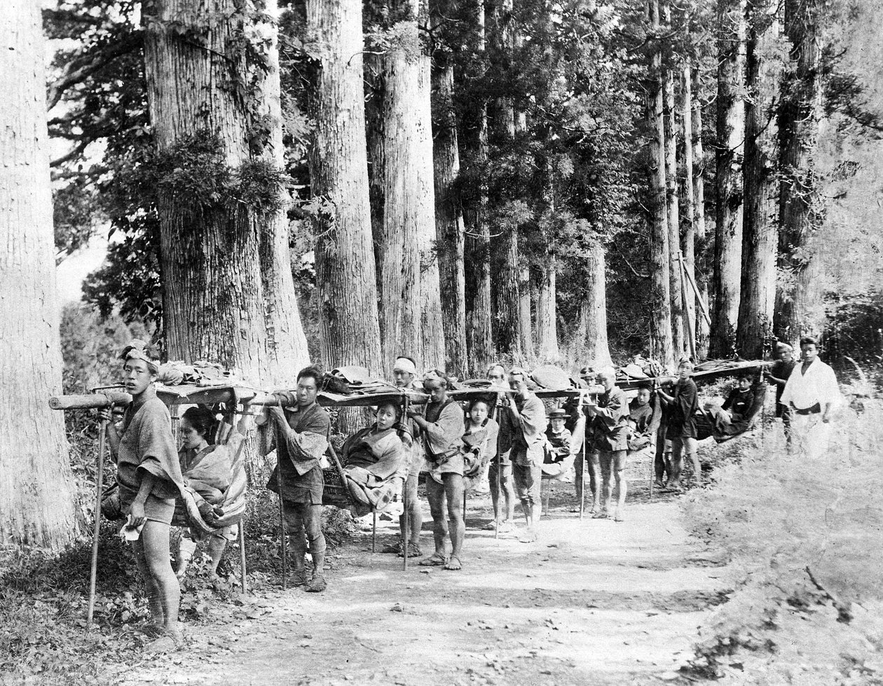 Viajando por un camino de montaña en palanquín, c.1870s de Japanese Photographer