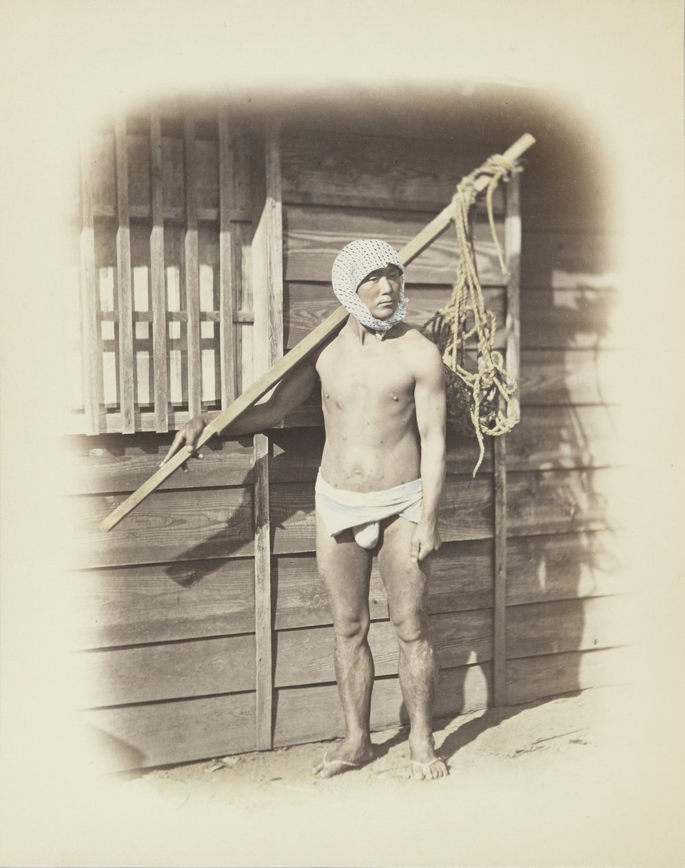 Hombre con cesta de pesca de Japanese Photographer