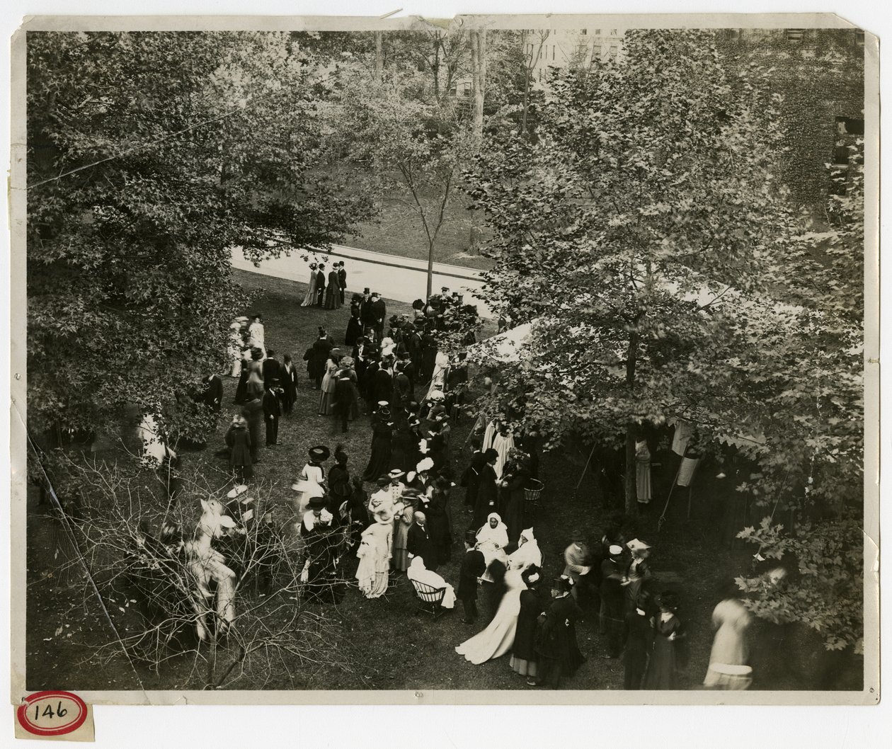 Fiesta en el césped de Columbia - Vista general de Jessie Tarbox Beals