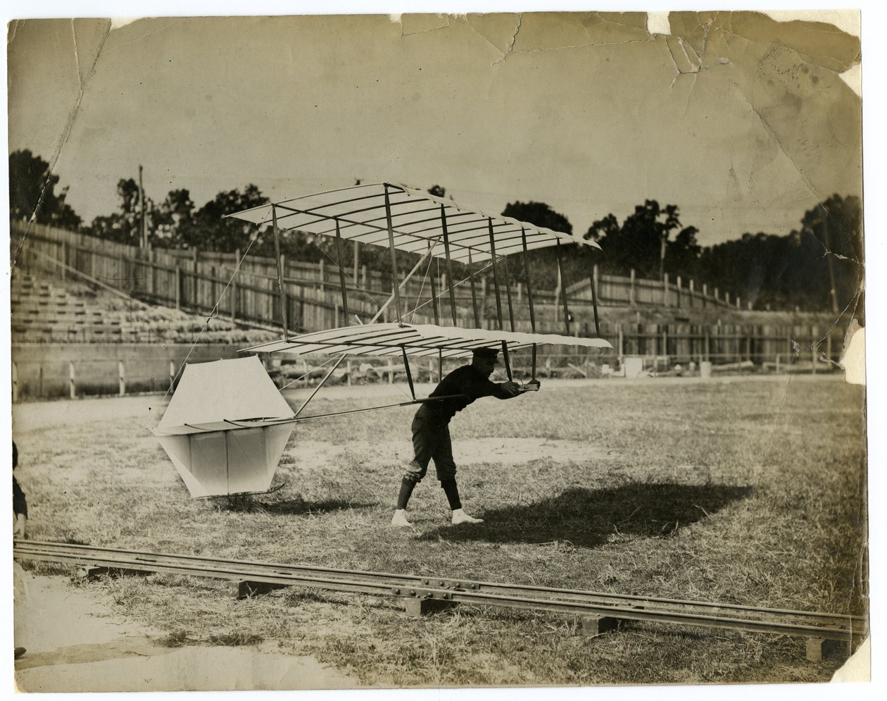 William Avery en la "Máquina Planeadora" de Jessie Tarbox Beals