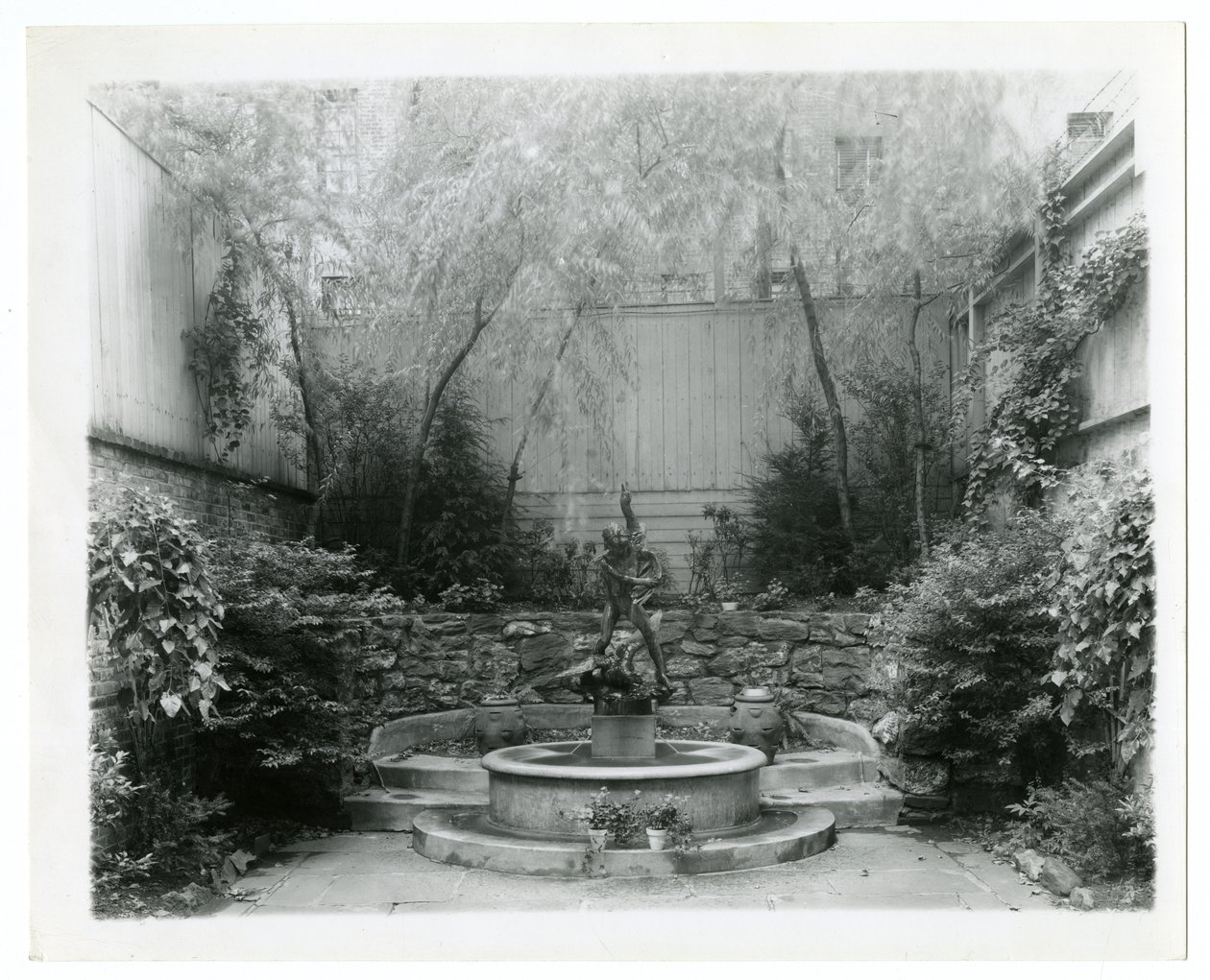 fuente del jardín, c.1905-40 de Jessie Tarbox Beals