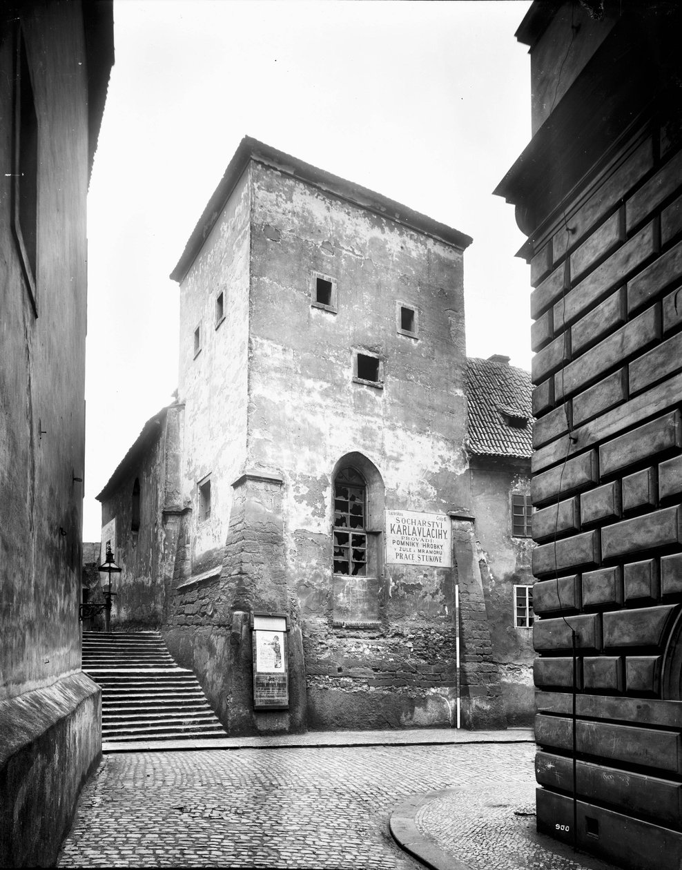 Capilla románica de San Lázaro entre la calle Lazarská y la plaza Karlovo, demolida junto con el hospital adyacente en 1901 de Jindřich Eckert