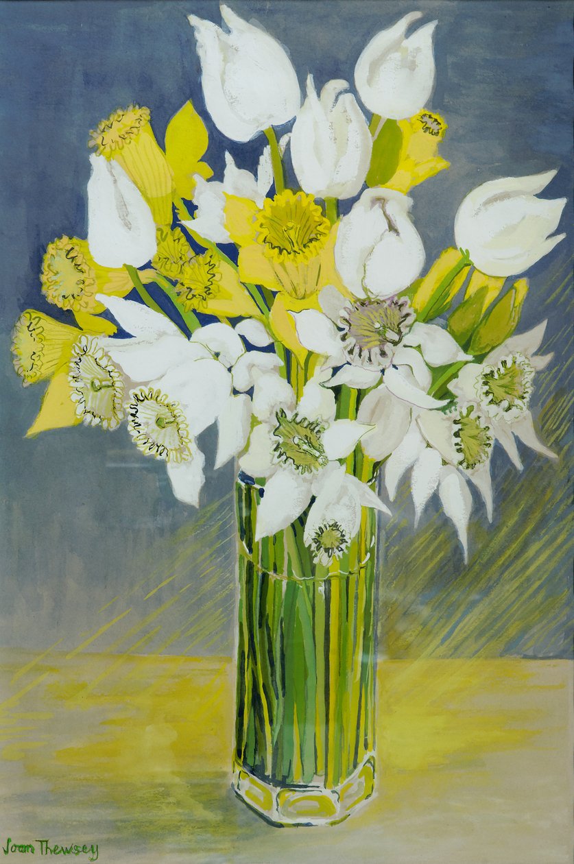 Narcisos y tulipanes blancos en un jarrón de vidrio octogonal de Joan Thewsey