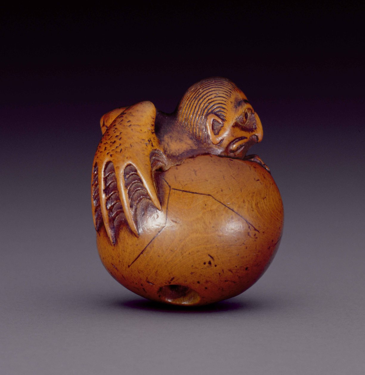 Netsuke que representa tengu no tamago, c.1770-90 (madera) de Jobun