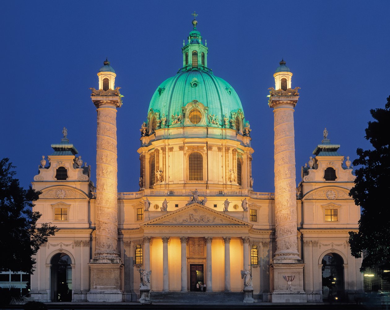 Karlskirche de noche, construida 1714-37 de Johann Bernhard Fischer von Erlach