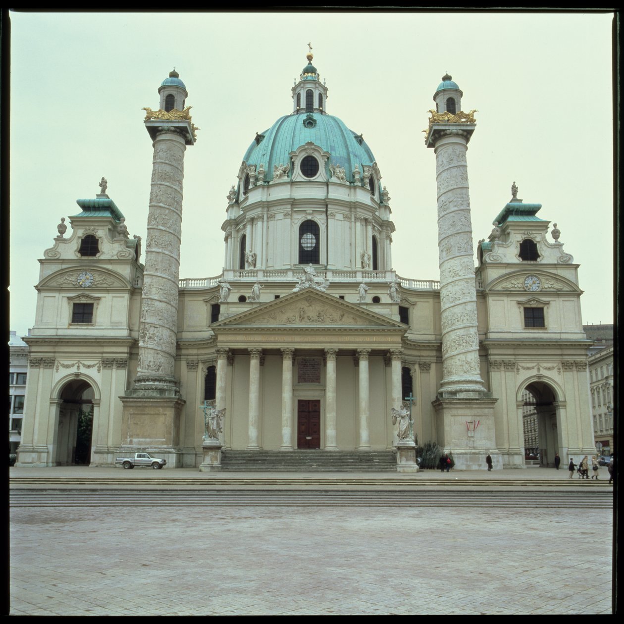 Karlskirche, construida 1714-37 de Johann Bernhard Fischer von Erlach