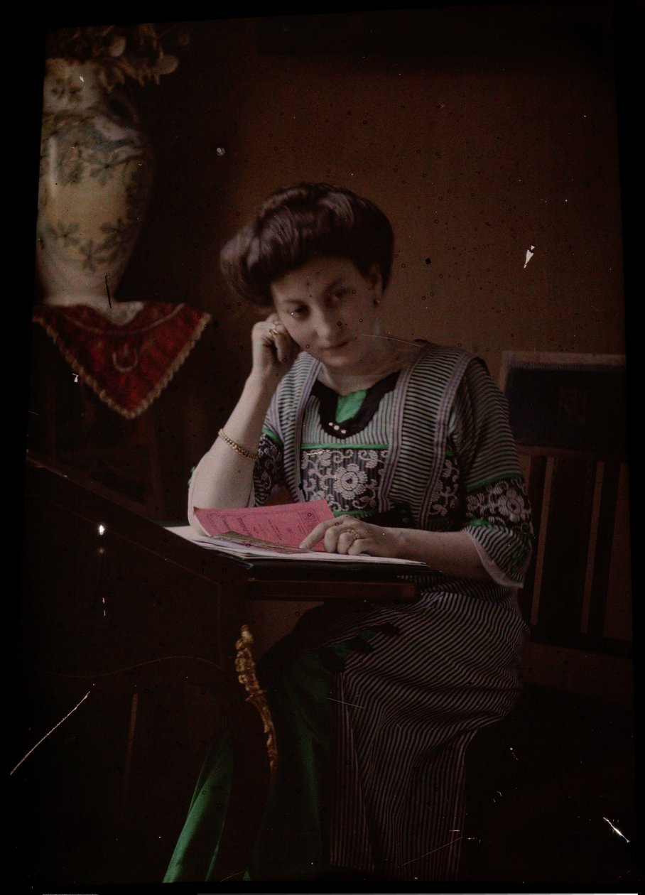 Mujer detrás de la mesa de lectura de Johannes Hendrikus Antonius Maria Lutz