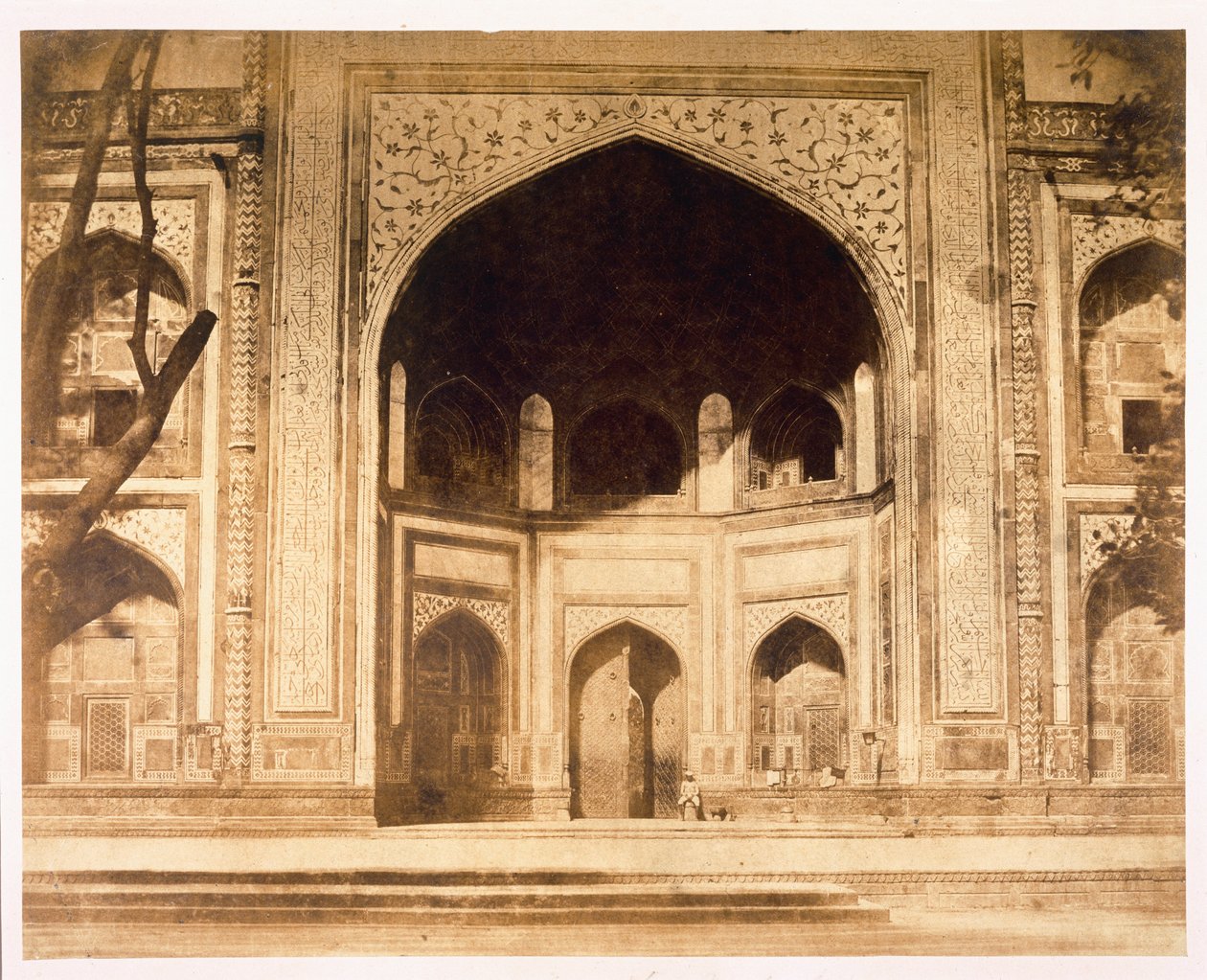 Fuera del Taj Mahal, probablemente ilustrado en 