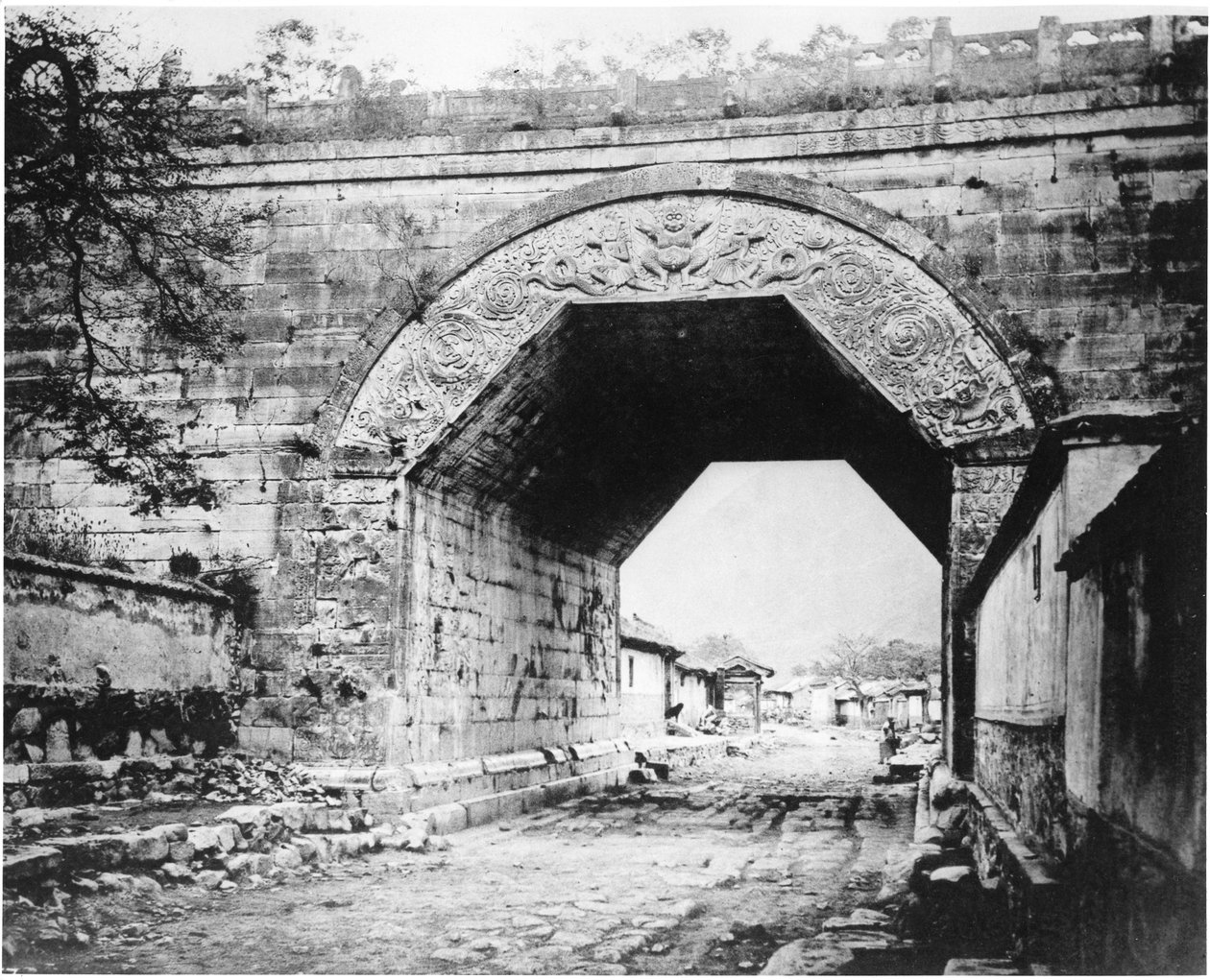 Antiguo arco budista en Kew-Yung-Kwan, c.1867-72 de John Thomson