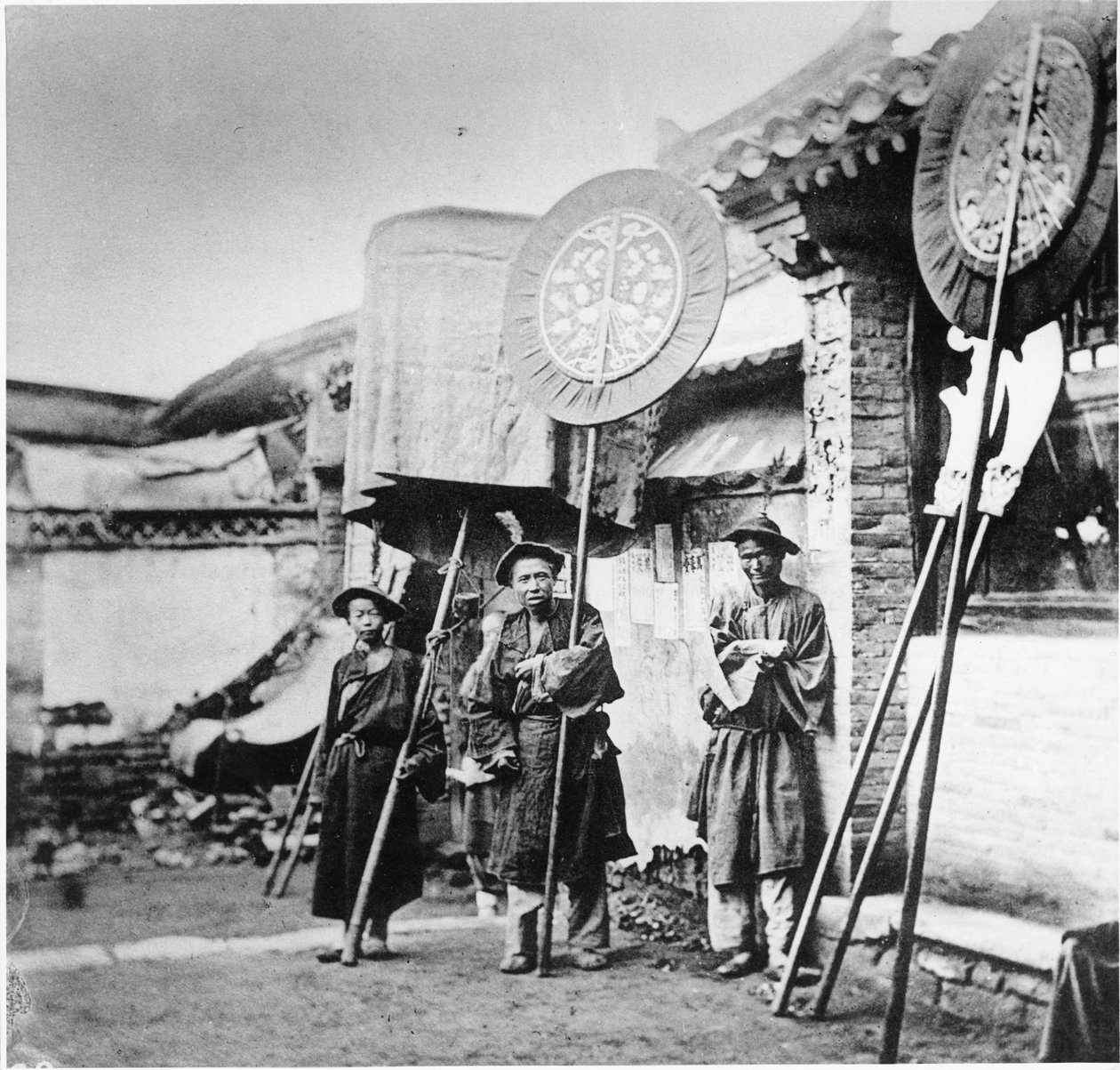 Portadores de estandartes en un funeral manchú, Pekín, c.1872 de John Thomson